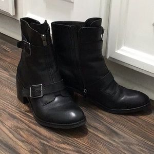 Donald Pliner Dusten Booties